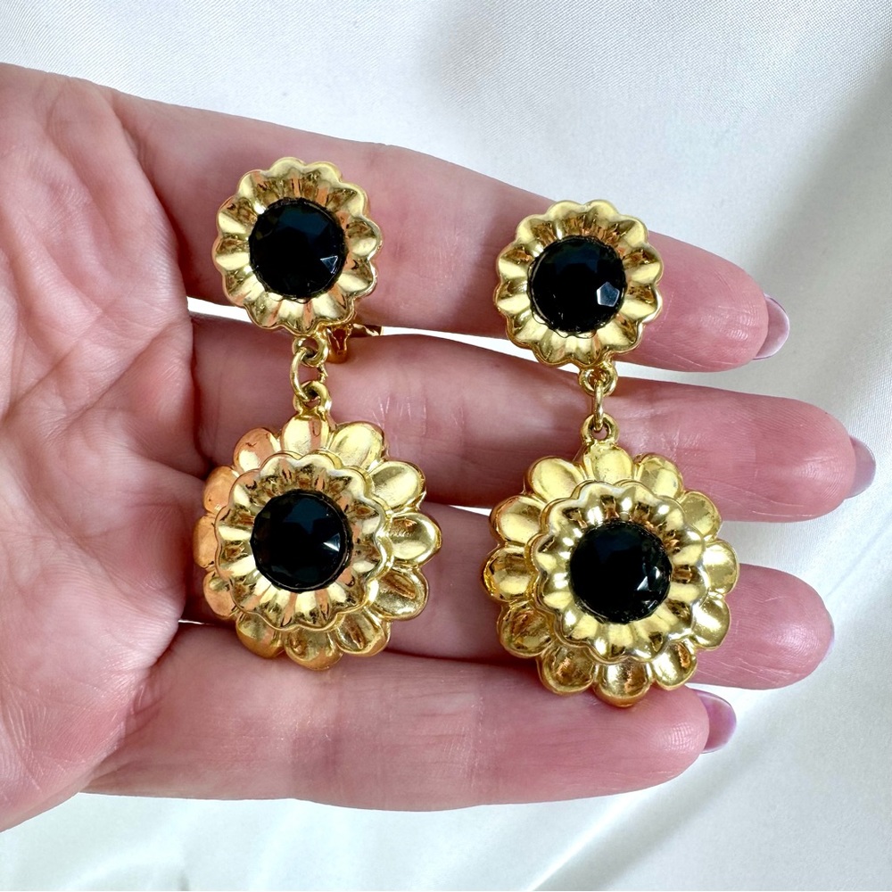 Vintage floral dangle earrings in gold and black. Excellent vintage condition.